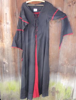 schwarz-rotes Kleid
